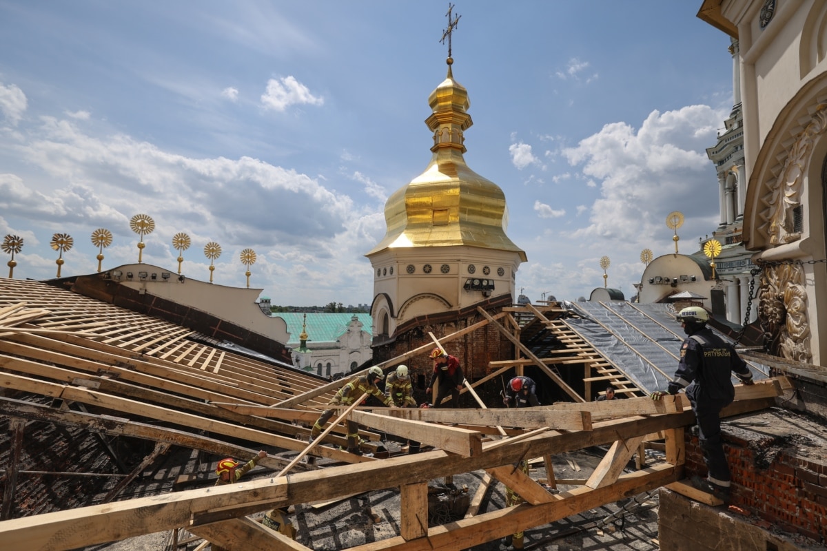 У Києво-Печерській лаврі після російської атаки 15 червня тривають аварійно-відновлювальні роботи. Київ, 17 червня 2026 року