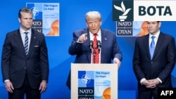Presidenti amerikan, Donald Trump (në qendër), sekretari amerikan i Mbrojtjes, Pete Hegseth (majtas), dhe sekretari amerikan i Shtetit, Marco Rubio, në një konferencë për shtyp gjatë një samiti të NATO-s në Hagë verën e kaluar.