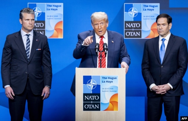 Президент США Дональд Трамп у супроводі міністра оборони США Піта Геґсета та державного секретаря США Марко Рубіо під час саміту НАТО у Гаазі, 25 червня 2025 року