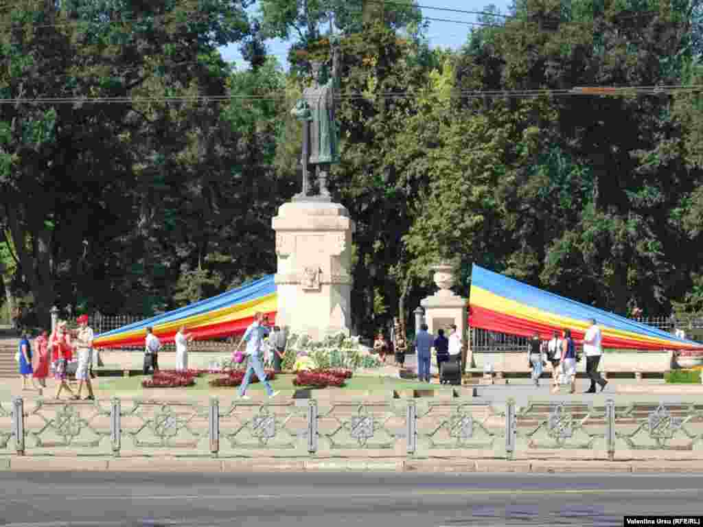 Lumea se adună la monumentul lui Ştefan cel Mare