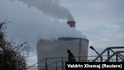 Nekoliko pješaka hoda u blizini termoelektrane Kosovo B u Obiliću.
