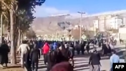 دا انځور د جنورۍ پر څلورمه د ایران د ایلام ولایت په ملکشاهي ولسوالۍ کې د مظاهرې له ویډيو اخیستل شوی دی.