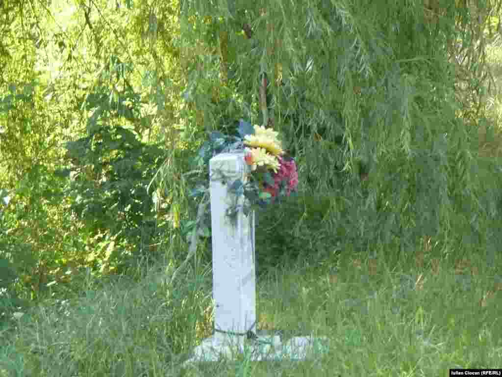Obelisc pe marginea drumului