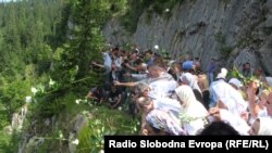 Bacanje ruža za žrtve, Korićanske stijene, 21. avgust 2010, Fotografije uz test Boris Miljević