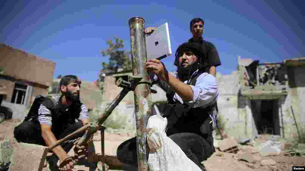 Sirija - Članovi snaga koje se bore protiv vojske sirijskog predsjednika Bashar al-Assada koriste iPad pri ispaljivanju raketa, Damaskus, 15. septembar 2013. Foto: Reuters / Mohamed Abdullah