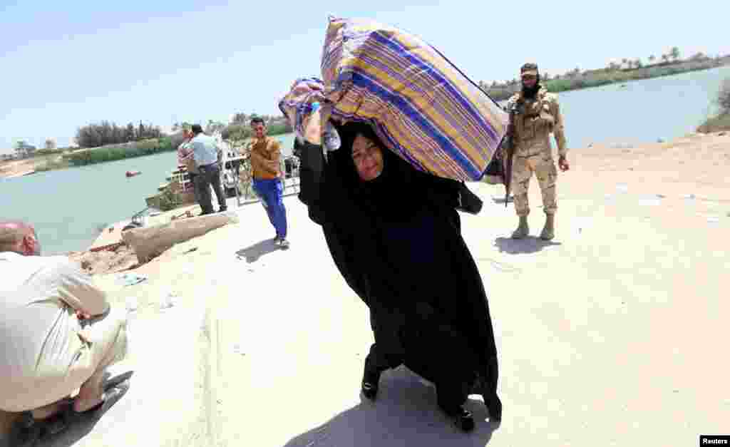 Displaced Sunni Iraqis fleeing the violence in the city of Ramadi arrive at the outskirts of Baghdad on May 16. (Reuters)