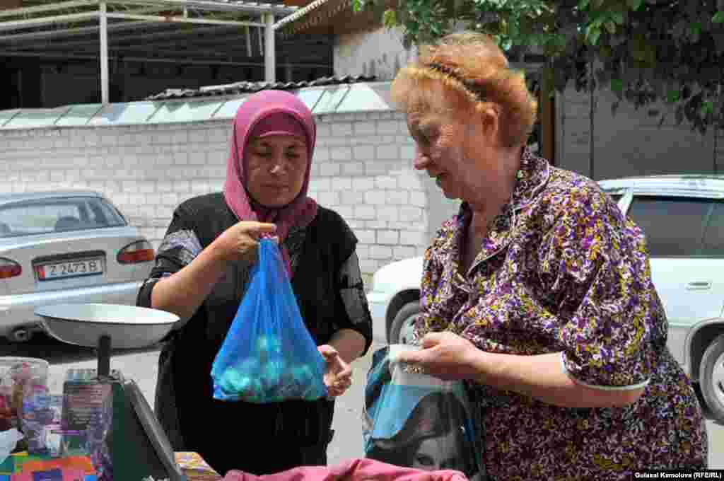 Ўшда рус ва ўзбек аëли савдо қилаяпти.