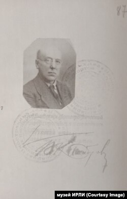 Фотография из заграничного паспорта Федора Сологуба. 1921 год