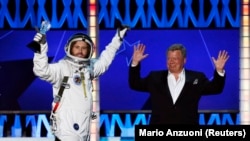 Ульям Шетнер (справа) защищал свою программу про космос на RT America, но сдался под напором фанатов