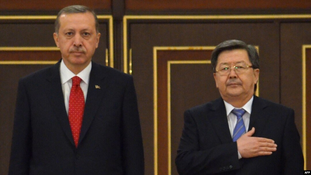 Kyrgyz Prime Minister Jantoro Satybaldiev (right) with his Turkish counterpart, Recep Tayyip Erdogan, during an official welcome ceremony in Bishkek on April 9.