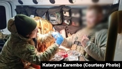 Парамедик ЗСУ Катерина Зарембо під час надання допомоги військовому