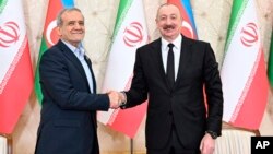 Azerbejdžanski predsjednik Ilham Alijev (desno) i iranski predsjednik Masoud Pezeshkian rukuju se nakon zajedničke konferencije za novinare nakon razgovora u Bakuu 28. aprila 2025.