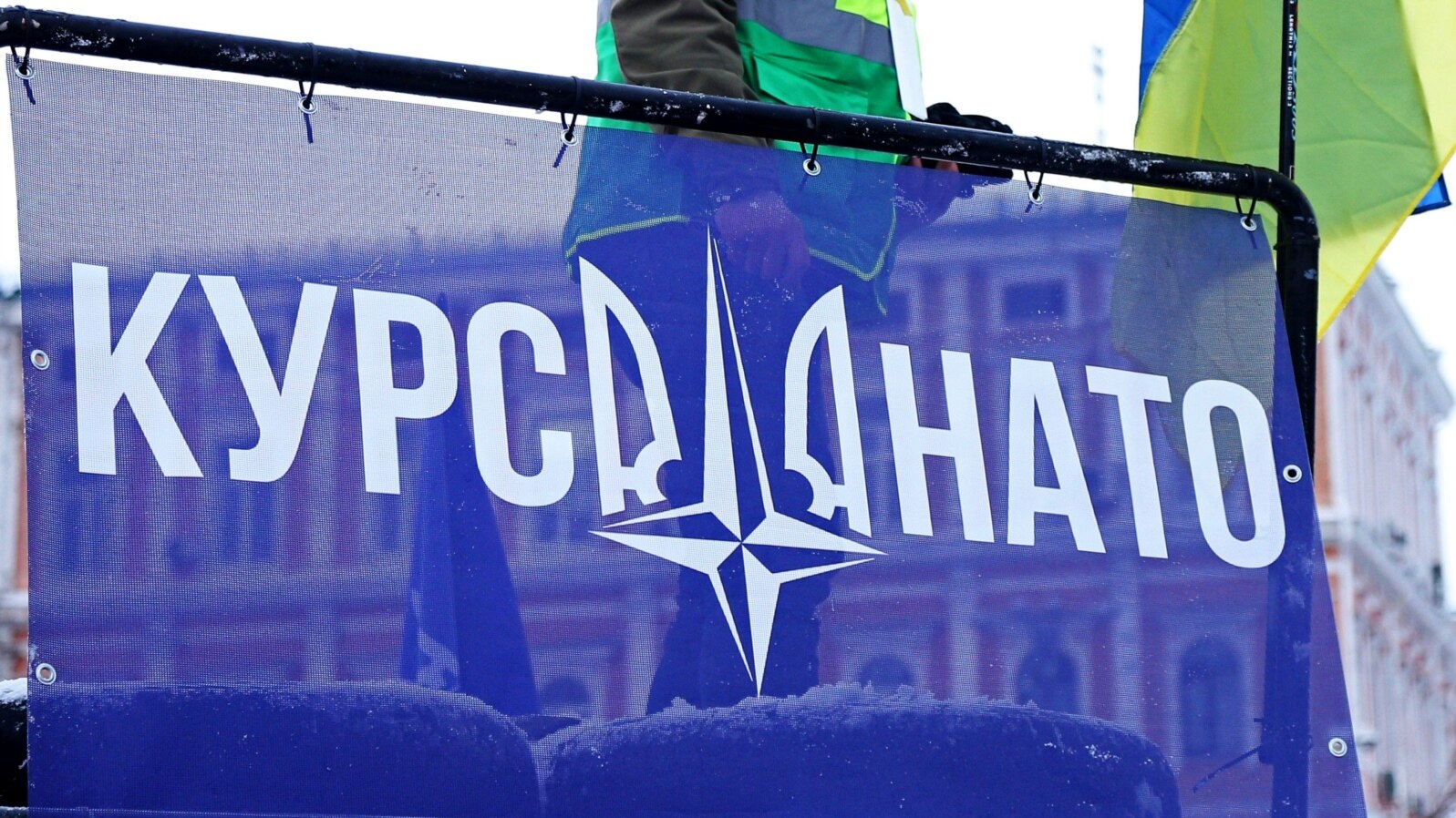  Bannerul „Direcția NATO” ca simbol al lanțului unității sub sloganul #СкажиУкраїніТак / SayYEStoUkraine / Spuneți DAUcraina / Spuneți DAUcraina, în Piața Sofia din Kiev, 22 ianuarie 2022 