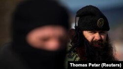 Na slici desno Bratislav Živković protiv koga je u avgustu 2018. Više javno tužilaštvo u Kruševcu pokrenulo istragu za organizovanje učešća u ratu u Ukrajini
