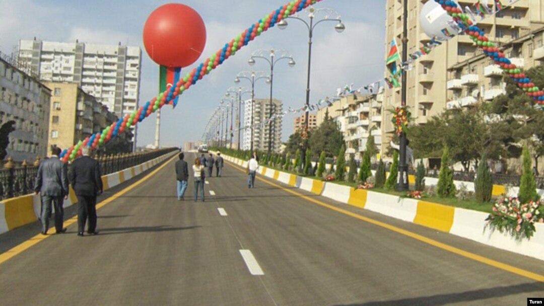 Arxiv foto. Bakıda yeni təmir olunmuş yollardan biri. 