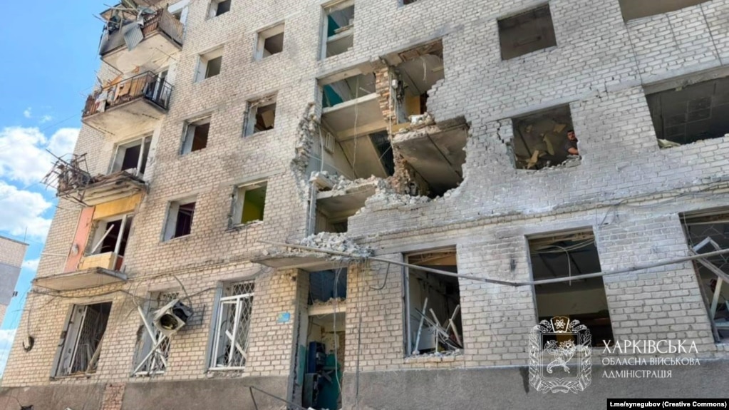 Атака пошкодила щонайменше п’ять багатоквартирних житлових будинків і близько 20 автомобілів в Ізюмі