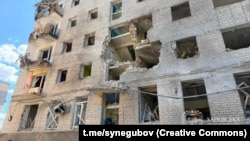 Атака пошкодила щонайменше п’ять багатоквартирних житлових будинків і близько 20 автомобілів в Ізюмі