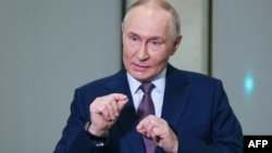 Rusiya prezidenti Vladimir Putin Moskvada Rusiya Coğrafiya Cəmiyyətinin iclasında iştirakdan sonra media nümayəndələri ilə görüşüb.