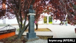 Памятник Петру Григоренко на площади Советской в Симферополе