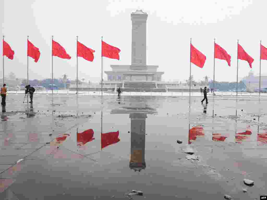 Плошча Цяньаньмэнь у Пэкіне ўпрыгожаная перад пачаткам сэсіі Народнага сходу КНР.