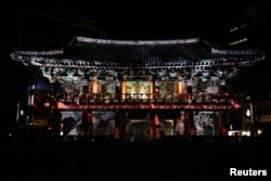 Светлинно шоу върху павилиона "Босингак" в Сеул с бронзовата камбана в средата