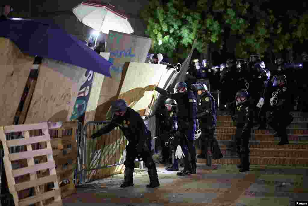 La UCLA, studenții protestatari au încercat să reziste cât mai mult tentativei așteptate a poliției de a-i îndepărta ridicând baricade din paleți, garduri metalice și alte materiale găsite prin campus.&nbsp;