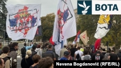 Flamuj me hartën e Kosovës dhe flamurin trengjyrësh serb me mesazhin "Jo dorëzim" në një protestë studentore në Beograd më 11 tetor 2025.