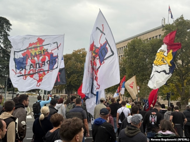 Flamuj me hartën e Kosovës dhe flamurin trengjyrësh serb me mesazhin "Jo dorëzim" në një protestë studentore në Beograd, më 11 tetor 2025.
