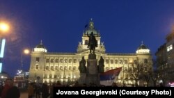 Сербы, живущие в Праге, проводят акцию протеста против своего президента Вучича