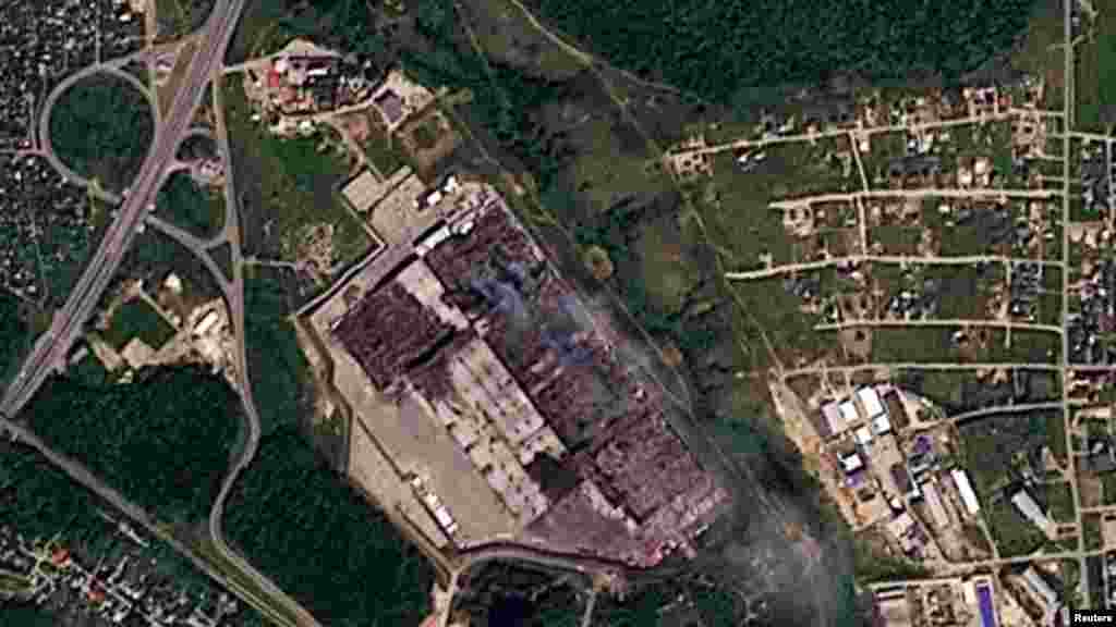 Planet Labs PBC тарабынан жарыяланган соккуга чейинки жана андан кийинки спутниктен тартылган сүрөттөрдө Орусиянын Самара облусундагы Новосемейкино айылындагы Wildberries объектиси көрсөтүлгөн. Бул объект 2-августта украиналык дрондордун чабуулуна кабылган.