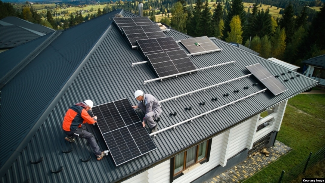 Mii de români riscă să piardă finanțarea pentru panouri fotovoltaice.