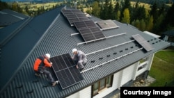 În România sunt în jur de 250.000 de prosumatori, adică clienți care injectează energie în rețeaua națională.