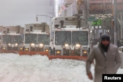 Нью-Йорктун көчөлөрүн кардан тазалаган машинелер, 25-январь, 2026-жыл