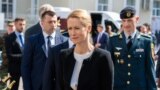 Șefa politicii externe și de securitate europene, Kaja Kallas, inspectând donații de echipamente tactice făcute de UE ministerului moldovean în ultimii ani, în timpul vizitei sale la Chișinău, pe 24 aprilie 2025.