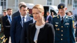Șefa politicii externe și de securitate europene, Kaja Kallas, inspectând donații de echipamente tactice făcute de UE ministerului moldovean în ultimii ani, în timpul vizitei sale la Chișinău, pe 24 aprilie 2025.