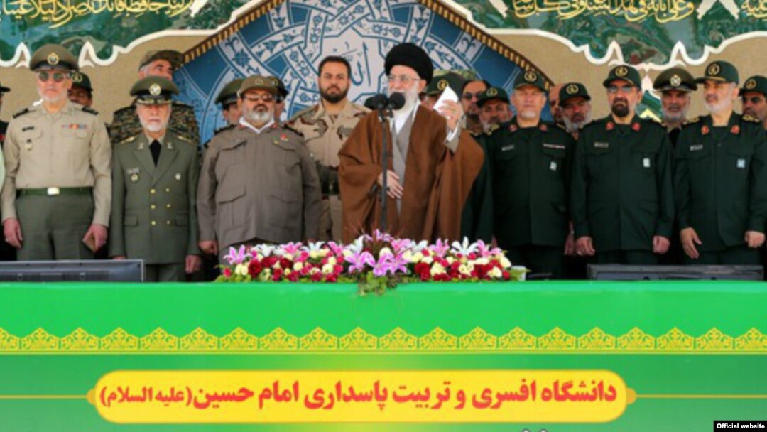 رهبر جمهوری اسلامی در جمع فرماندهان نظامی و انتظامی ایران