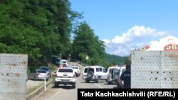 Ոստիկանները պարեկություն են իրականացնում Գումատի գյուղի մոտ, որի շրջանում նախատեսվում է կառուցել հիդրոէլեկտրակայանը, 4 հունիսի, 2021թ.