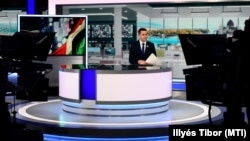 Kontra György, a köztévé Híradó című műsorának bemondója a szervezet stúdiójában, 2020. március 15-én