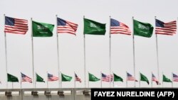 پرچم‌های ایالات متحده و عربستان سعودی در خیابان‌های ریاض