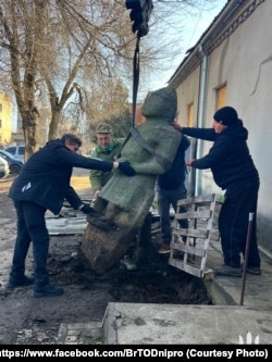 Під час евакуація кам’яних баб з Новомиколаївки Запорізької області