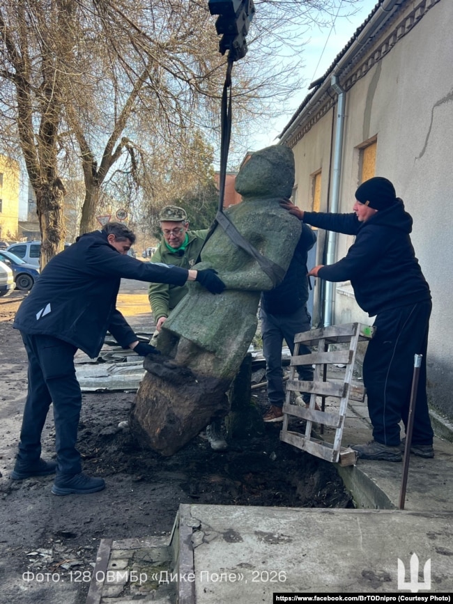 Під час евакуація кам’яних баб з Новомиколаївки Запорізької області