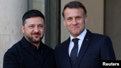 Президент Франции Эммануэль Макрон (справа) и президент Украины Владимир Зеленский перед саммитом так называемой «Коалиции желающих» в Елисейском дворце в Париже, Франция, 6 января 2026 года