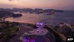 მოლაპარაკება აშშ-სა და ირანის დელეგაციებმა ომანის შუამავლობით საჯარო პირისპირ შეხვედრის გარეშე გამართეს.