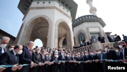 رجب طیب اردوغان رئیس جمهور ترکیه در حال افتتاح یک مسجد تاریخی در میدان تقسیم شهر استانبول.