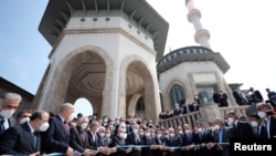 Президент Турции Реджеп Тайип Эрдоган открывает мечеть на площади Таксим в Стамбуле, 28 мая 2021 года.