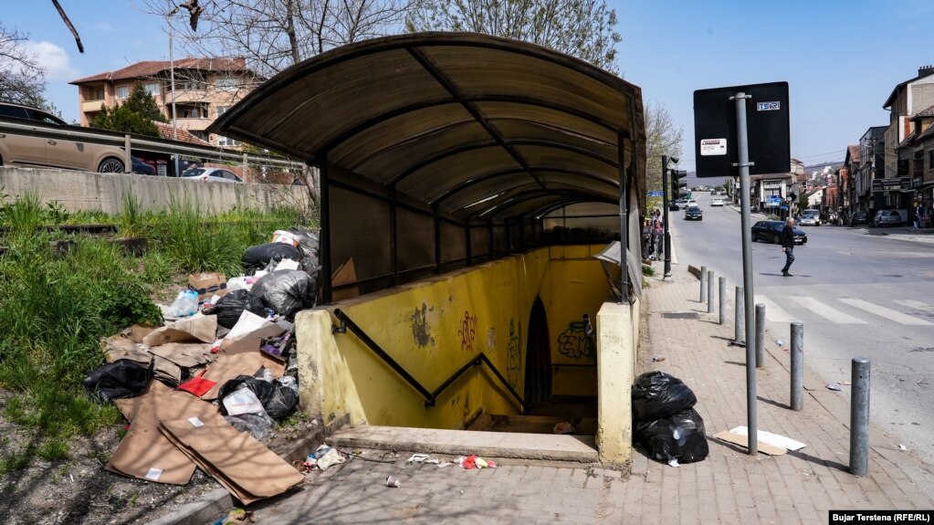 Mbeturina të hedhura gjithandej përreth hyrjes në nënkalimin në rrugën magjistrale Podujevë-Prishtinë, në lagjen "Tophane" të kryeqytetit.