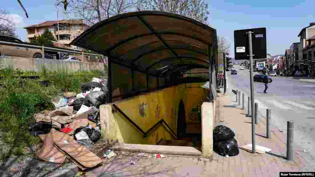 Mbeturina të hedhura gjithandej përreth hyrjes në nënkalimin në rrugën magjistrale Podujevë-Prishtinë, në lagjen "Tophane" të kryeqytetit.