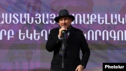 Վարչապետ Նիկոլ Փաշինյանը ելույթ է ունենում Սուրբ Աստվածածին Կաթողիկե եկեղեցու հարևանությամբ տեղադրված բեմահարթակից, Երևան, 6-ը հունվարի, 2026թ.