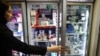 Një farmacist në një farmaci në Teheran, më 23 prill.