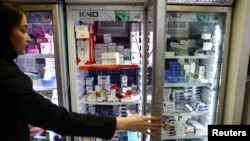 Një farmacist në një farmaci në Teheran, më 23 prill.